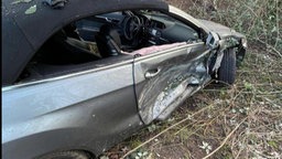 Eines der beiden Autowracks nach dem Unfall