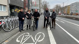 Reker präsentiert neuen Radweg am Barbarossaplatz