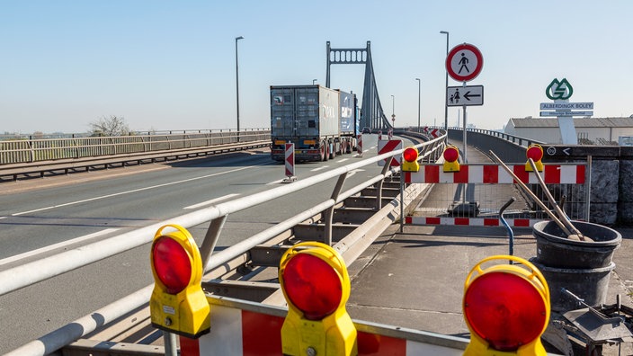 LKW auf der Uerdinger Rheinbrücke.