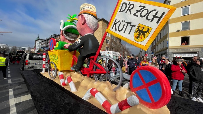 Ein Karnevalswagen beim Rosenmontagszug in Aachen