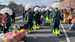 Eine Gruppe, die sich als Blumen verkleidet hat, beim Rosenmontagszug in Eschweiler