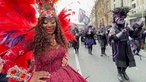 Mitglieder der Sambaband Diversão aus Heerlen beim Rosenmontagszug in Aachen