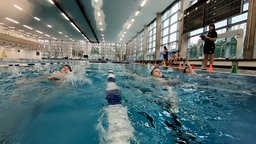 Schwimmende Kinder in einem Hallenbad 