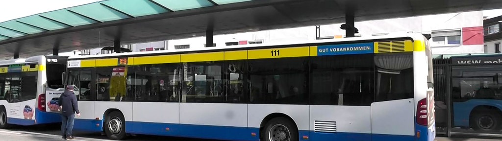 Ein Bus an der Bushaltstelle in Solingen