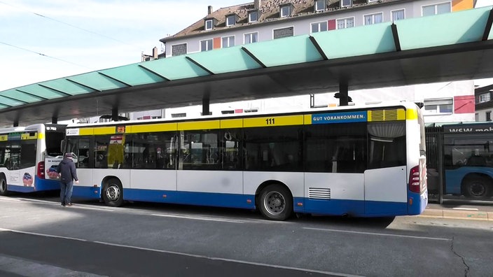 Ein Bus an der Bushaltstelle in Solingen