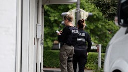 Polizistinnen ermitteln bei Mehrfamilienhaus in Solingen