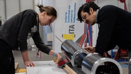 Zwei Studenten vom Space Team Aachen mit STAHR-Rakete