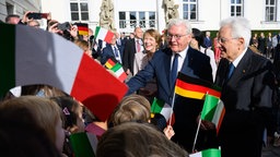 Das Bild zeigt Italiens Staatspräsident Sergio Mattarella mit Bundesprädisent Frank-Walter Steinmeier