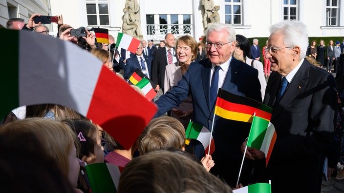 Das Bild zeigt Italiens Staatspräsident Sergio Mattarella mit Bundesprädisent Frank-Walter Steinmeier