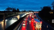 Autobahn von oben am Morgen mit vielen roten Rücklichtern