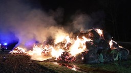 Brennende Strohballen in der Nacht