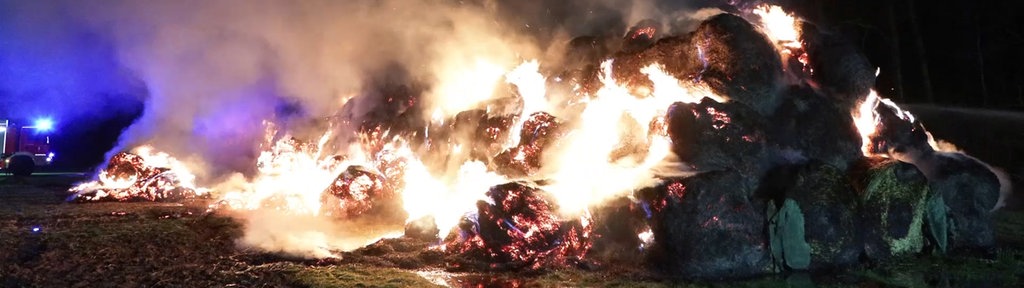 Brennende Strohballen in der Nacht