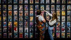 Zwei Frauen vor einer Comic-Wand