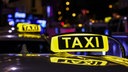 Ein Taxi mit beleuchtetem Taxischild in Köln.