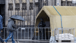 Ein Polizist vor dem Kölner Dom