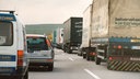 Stehende LKW und PKW auf der Autobahn