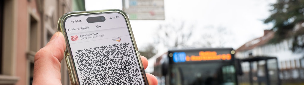 Ein digitales Deutschlandticket vor einem Bus der Stadtwerle Bonn. Ticket ist verfremdet!