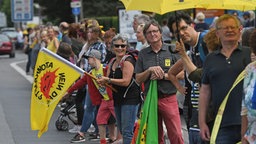 Teilmehmer bilden bei der Protestaktion "Kettenreaktion" eine Menschenkette. 