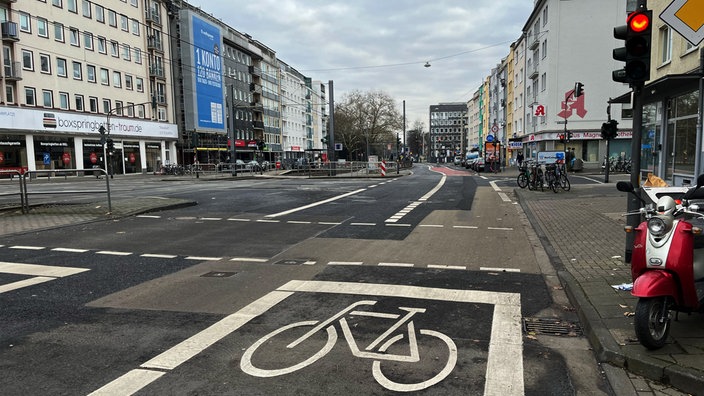 Ein Radweg auf einer großen Straße.