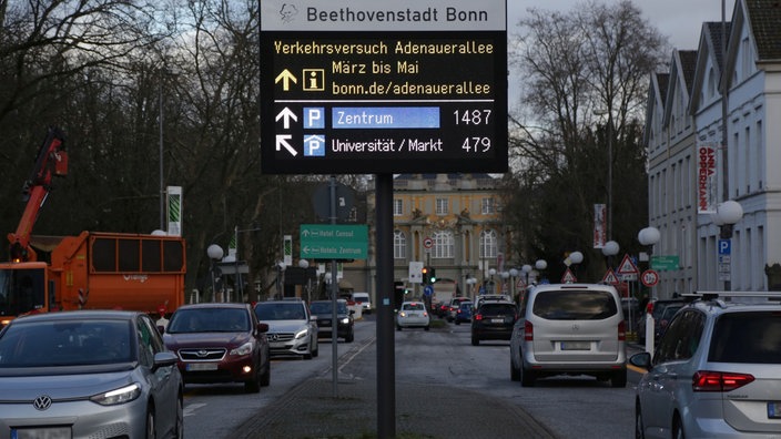 Straßenverkehr auf der Adenauerallee