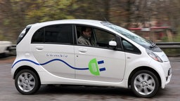 Ein weißes Elektroauto vom Car-Sharing Dienst "cambio".