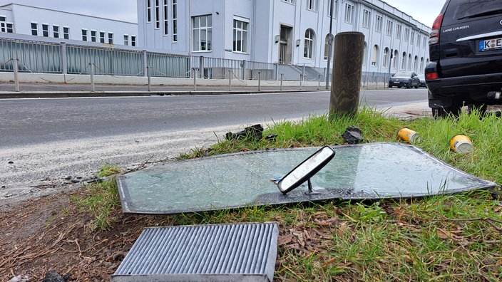 Eine Autoscheibe liegt am Unfallort.