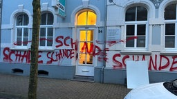 Rotes Graffiti auf einer Hausfassade