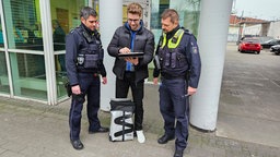 Student mit Polizisten