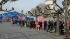 Lange Schlange vor dem Partyzelt in Düsseldorf