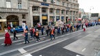 Mehrere jecke Gruppen ziehen am Morgen durch die Stadt.