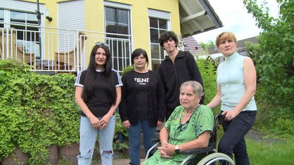 Die geflüchtete ukrainische Familie mit Vermieterin Böhme vor ihrem Haus