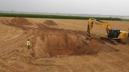 Bagger hebt die Grube für das Betonfundament aus