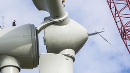 Aufbau, Montage einer Windenergieanlage. Windkrafträder, Windpark südlich von Werl.