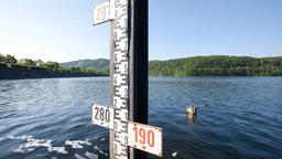 Symbolfoto: Ein horizontal aufgestelltes Metermaß zeigt den Pegel des Rurstausees.