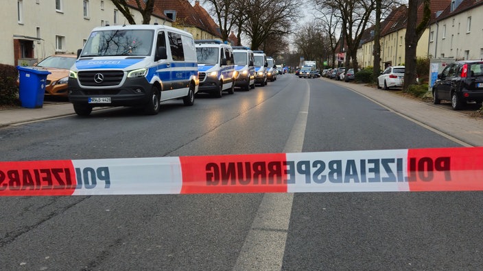 Polizeiwagen vor einem Häuserblock in Leverkusen