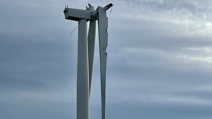 Zu sehen ist das kaputte Windrad ohne seinen dritten Flügel im Windpark Zülpich-Wichterich.