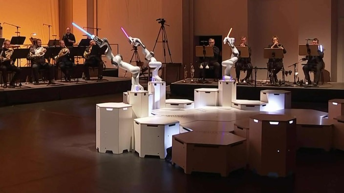 Roboter dirigiert ein Orchester