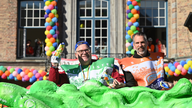 Elton bei Rosenmontagszug in Düsseldorf