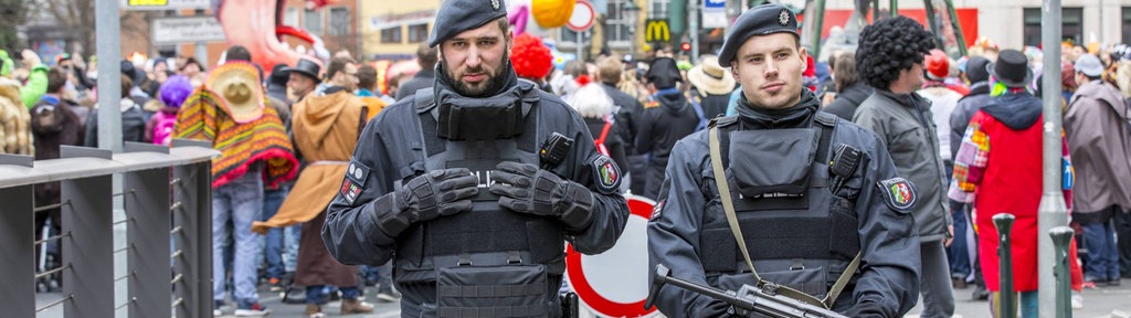 Polizisten stehen am Rande des Rosenmontagszugs in Düsseldorf