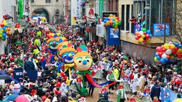 Menschenmassen und Prunkwagen beim Kölner Rosenmontagszug (Archivbild)