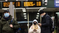 Bahnreisende warten und informieren sich im Hauptbahnhof Bochum.