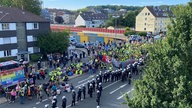 Viele Menschen auf einer Straße in Essen, direkt an der Autobahn 40