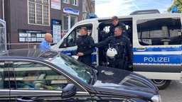 Stefan Hrdy von der AfD im Gespräch mit der Polizei