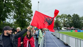 Ein Fan schwenkt die albanische Flagge