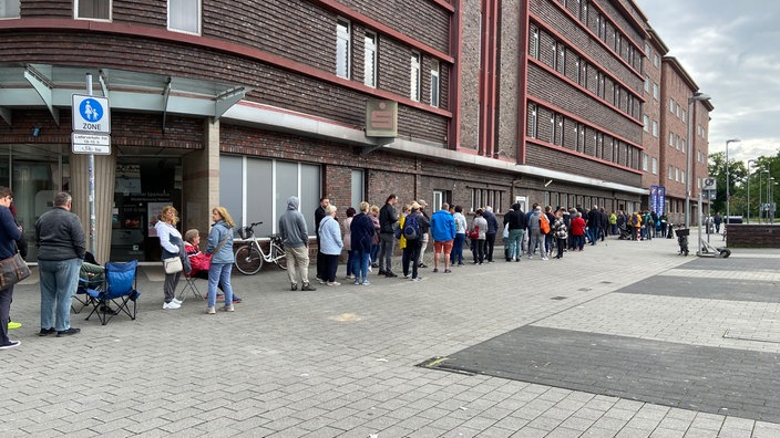 Lange Schlange bei Crange-Pass-Verkauf