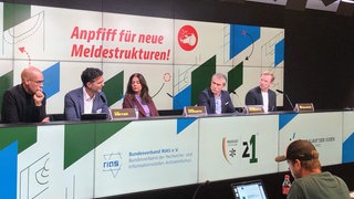 Die Verantwortlichen stellen bei einer Presekonferenz den neuen Meldebutton vor.