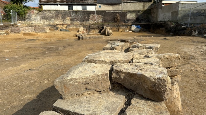 Archäologen legen in Dortmund Funde aus dem Mittelalter frei