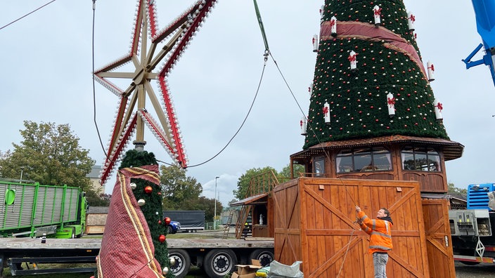 Spitze des Weihnachtsbaums wird hochgezogen