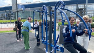 Eine Schülerin trainiert auf einem der neuen Fitnessgeräte an der Schalke-Arena in Gelsenkirchen