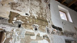 Schriftzug an der Wand der Synagoge